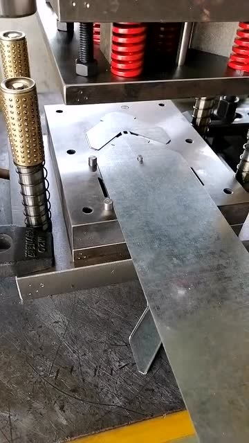 机械冲压模具,都是压制而成,哪有什么手工剪裁