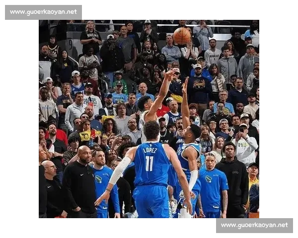 开拓者队与雄鹿队激战正酣 两队巨星对决引爆全场激情